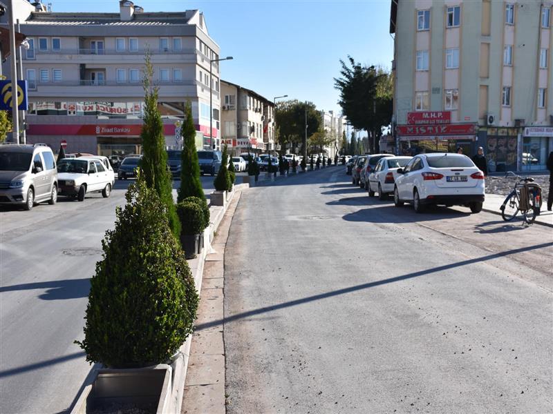 Karapınar Belediyemiz ilçemiz ana caddesindeki orta refüj alanında estetik görünümü artırmak ve kente daha yeşil, ferah bir dokunuş katmak adına peyzaj çalışmaların tamamladı.